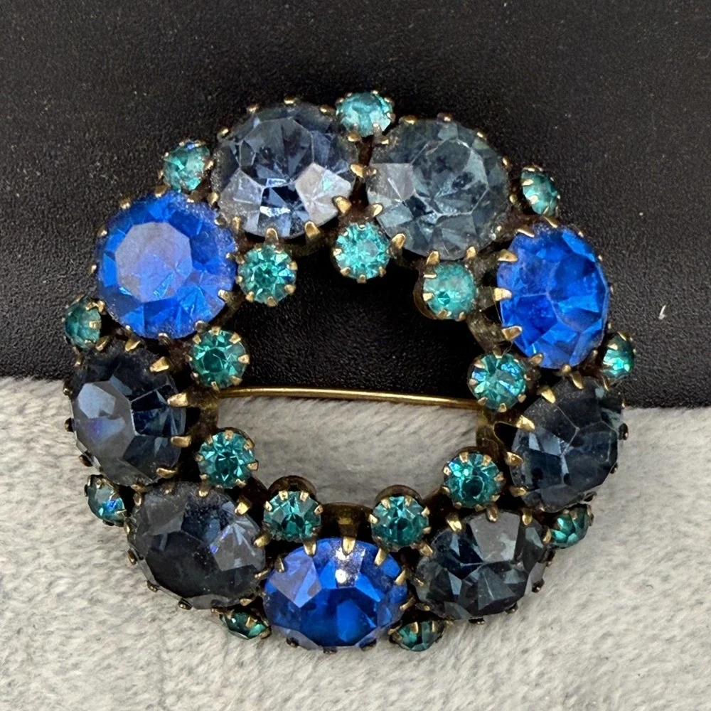 Vintage Rhinestone Brooch‎ Wreath Gold Tone Blue Green Rhinestone Well Made